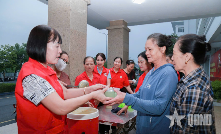 Ấm áp nồi cháo nghĩa tình